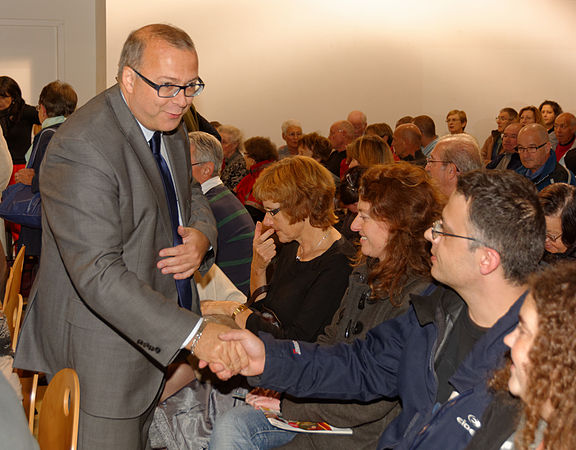 Damien Meslot saluant des citoyens.