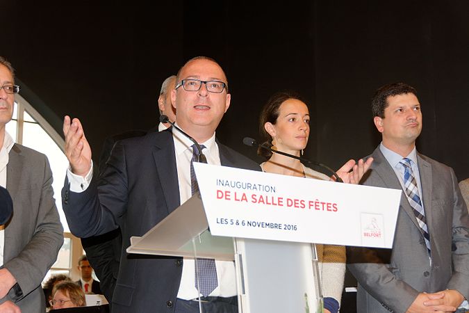 Damien Meslot, député-maire de Belfort, prononce un discours.