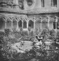 Uzavřená zahrada je typická pro středověké zahradní úpravy. Obrázek z knihy The art of garden design in Italy od H. Inigo Triggse.