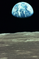Maa nousee Kuun kiertoradalta katsottuna.