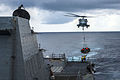 Um helicóptero MH-60S Seahawk da Marinha dos EUA acoplado ao Helicopter Sea Combat Squadron (HSC) 25 entrega suprimentos do navio de carga seca e munições USNS Washington Chambers (T-AKE 11), não mostrado, para 141020-N-TG831-105.jpg