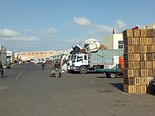 Fichier:A_picture_from_the_heart_of_the_wholesale_and_half_wholesale_vegetable_and_fruit_market_in_Inezgane.jpg