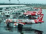 Pesawat AirAsia di pelataran Terminal 2