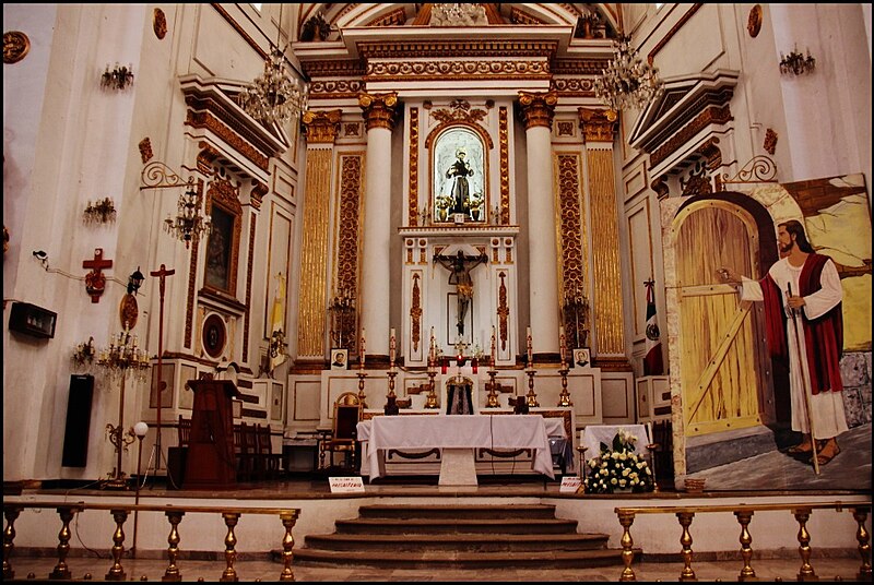 File:Altar principal. Ex Convento Franciscano Siglo XVI (San Francico de Asís) Pachuca.jpg