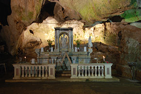 Altare principale-Grotta di San Michele (Cagnano Varano).jpg