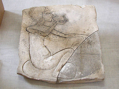 Une princesse en train de prendre son repas. Esquisse de relief. Musée égyptien du Caire