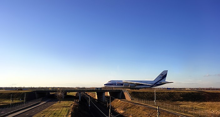 Antonow An-124-100 am Flughafen Leipzig