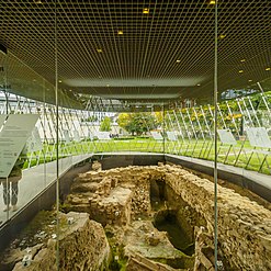 Blick in die archäologische Vitrine im Elisengarten