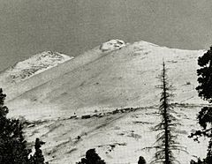 Blick vom Talboden auf das Skigebiet, aufgenommen im Winter 1949-1950.