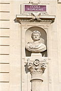 Busto de Auguste Fachada del Palais des Arts.