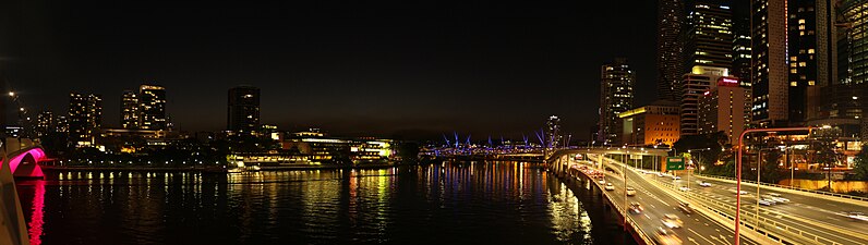 Vue de Brisbane de nuit, depuis le Victoria Bridge (en).