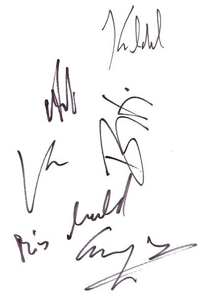 File:Autogramme Die Toten Hosen.JPG