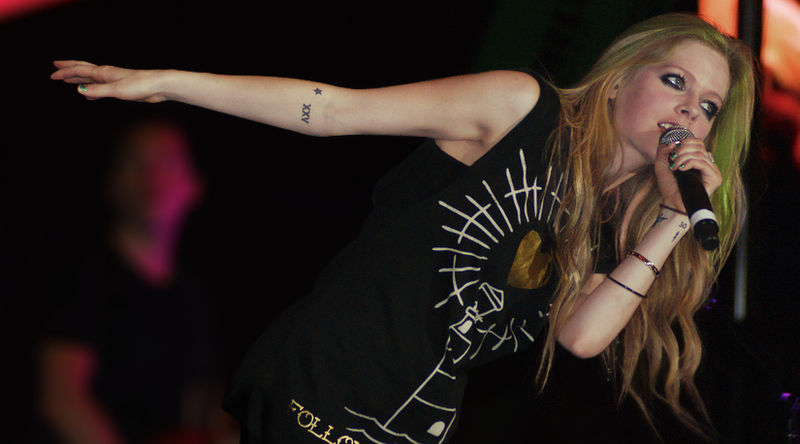 File:Avril Lavigne leaning, St. Petersburg (crop).jpg