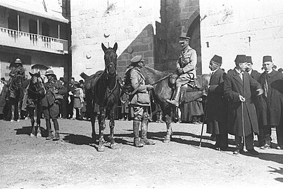 Officiers britanniques et notables arabes attendant l'entrée du général Allenby, 11 décembre 1917