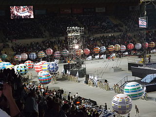 Desfile de globos en representación de los países participantes en la Macabiada 2013