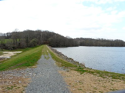 Der Staudamm zum Lac de Rouffiac-en-Périgord bildet die Nordgrenze der Gemeinde