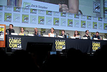 De izq. a der.: Zack Snyder (director), Holly Hunter, Jeremy Irons, Gal Gadot, Jesse Eisenberg, Amy Adams, Henry Cavill y Ben Affleck en la Comic-Con de San Diego de 2015.