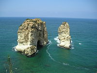 Raouché látképe a bejrúti tengerpart előtt (Libanon)