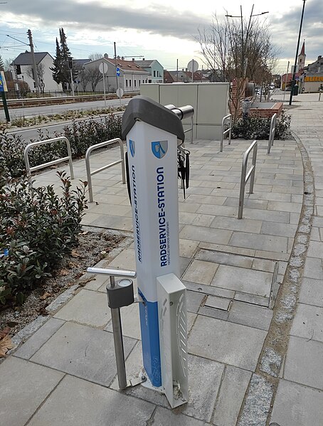 File:Bicycle Repair Stand Wiener Neudorf Wienerstraße 1.jpg