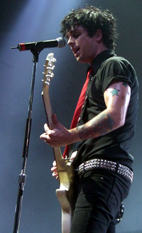 Билли Джо Армстронг на концерте в Кардиффе, 2005 год