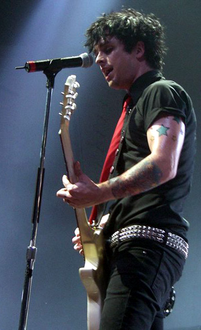 Billie Joe Armstrong at mic in Cardiff.png