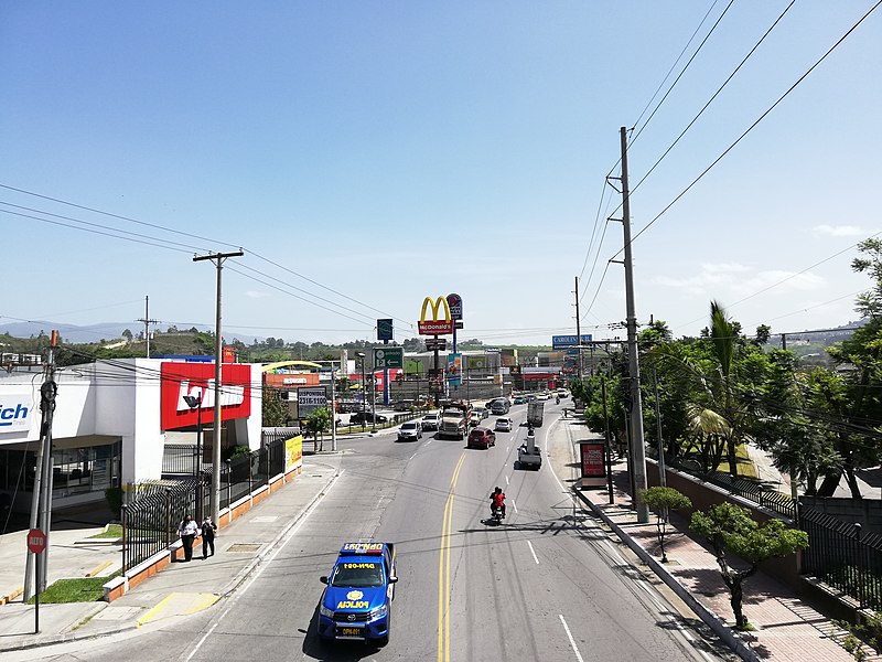 File:Boulevard El Frutal, zona 5 de Villa Nueva, Guatemala.jpg
