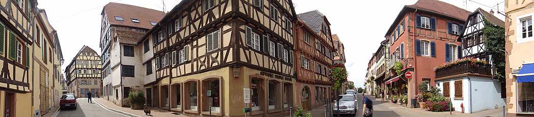 Панорама исторических зданий в центре старого французского города