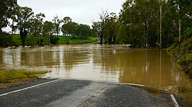 Řeka Boyne řeže silnici Mundubbera-Durong Road.jpg