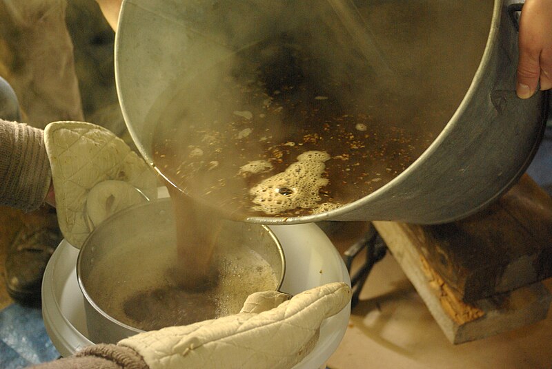 File:Brassage Amateur - filtration.JPG