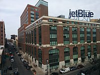 “JetBlue”のロゴマーク看板が掲げられたブルースタービルディング 2016年3月の撮影