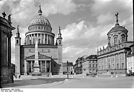Част от фасадата на градския дворец вляво, църквата Св. Николай в средата и кметството вдясно, между 1928 и 1944 г.