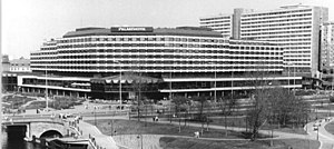 Bundesarchiv Bild 183-1987-0424-040, Berlin, cargo ship on Spree, Palasthotel (cropped) .jpg