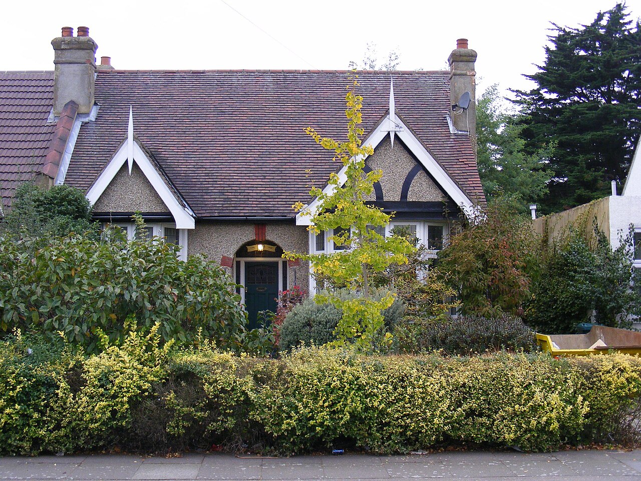 File Bungalow With Garden In Seven Kings Jpg Wikimedia Commons