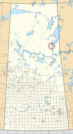 Mapa provincie Saskatchewan zobrazující 297 venkovských obcí a stovky malých indických rezerv. Jeden je zvýrazněn červeným kruhem.