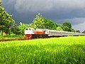 Kereta api Ranggajati saat melintas di kalurahan Banyuraden, kapanéwon Gamping, kabupaten Sleman, DI Yogyakarta