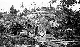 COLLECTIE TROPENMUSEUM Gunung Kawi bij Tampaksiring TMnr 10016772.jpg