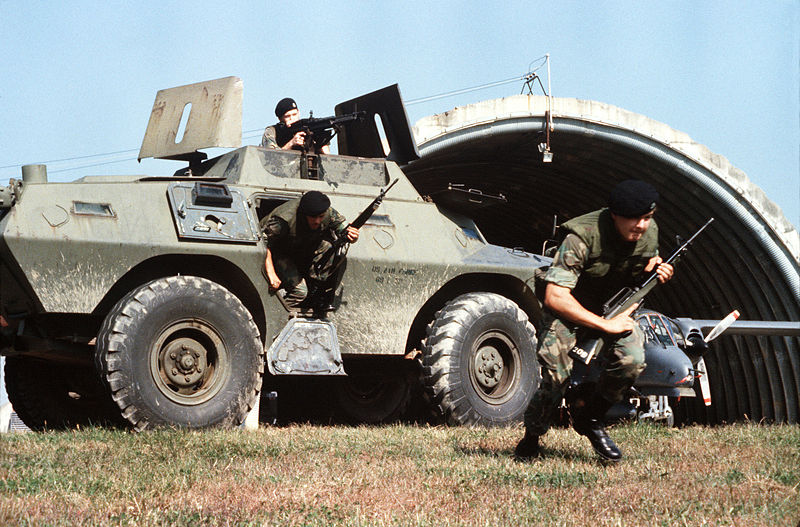 M706 Commando 800px-Cadillac_Gage_Commando%2C_Osan_Air_Base_%281980%29