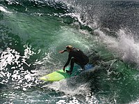 サーフィンを楽しむサーファー、カリフォルニア州サンタクルーズにて 原作：Brocken Inaglory 編集：Kallerna