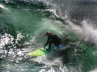 Un surfeur à Santa Cruz en Californie. La côte du nord de la Californie est réputée pour ses spots de surf, mais la température de l'eau est toujours basse (14 ºC) et nécessite le port d'une combinaison. (définition réelle 2 289 × 1 700)