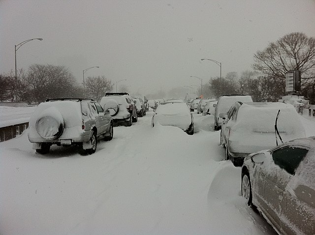 640px-Cars_snowed_in_on_Lake_Shore_Drive_in_Chicago_feb_2_2011.JPG (640×478)