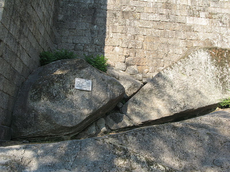 File:Castelo de Guimarães (Homenagem).JPG