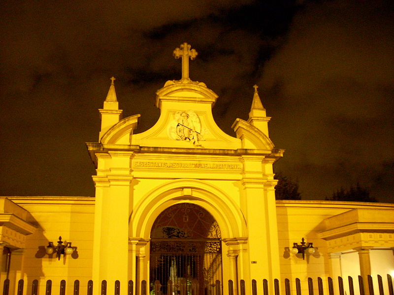 File:Cementerio Central en la noche.jpg
