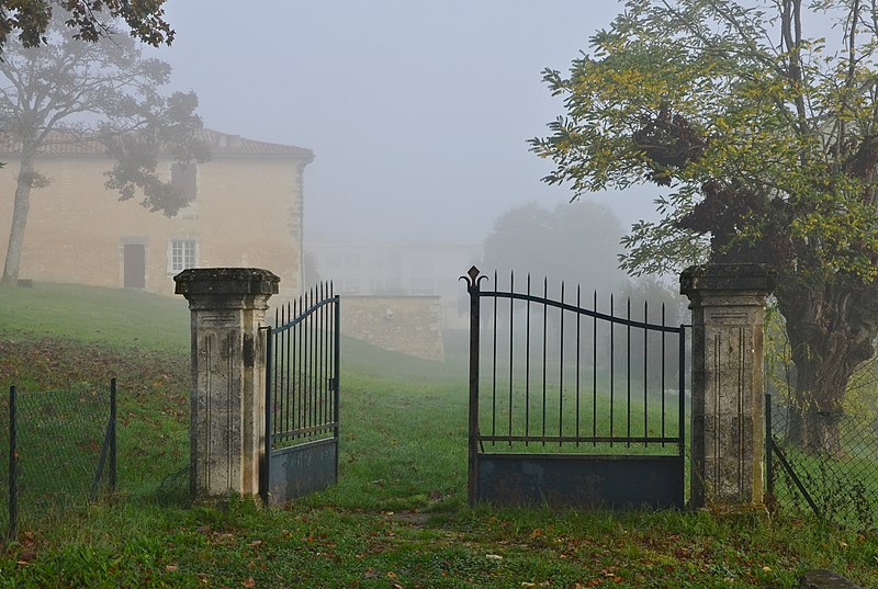 File:Chalais 16 Barrière&parc 2013.jpg