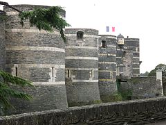 Tours de l'enceinte, côté porte de Ville.