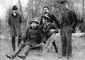 Giljarovskij tenas la ĉarumon, en kiu sidas fratoj Anton kaj Miĥail Ĉeĥov. Fotis Isako Levitan en Meliĥovo, bieno de Ĉeĥov. Aprilo 1892