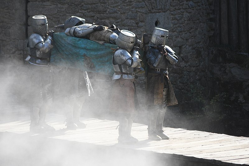 File:Chevaliers de la Table Ronde 02 - Dead Knight Being Carried 1.jpg