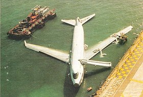 L'épave du Boeing 747-400 impliqué, ici photographié peu après l'accident du vol 605, dans les eaux du Victoria Harbour.