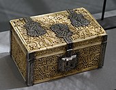 Cutie cu inscripție kufică pe capac; 966; sculptate fildeș și argint gravat; Luvru