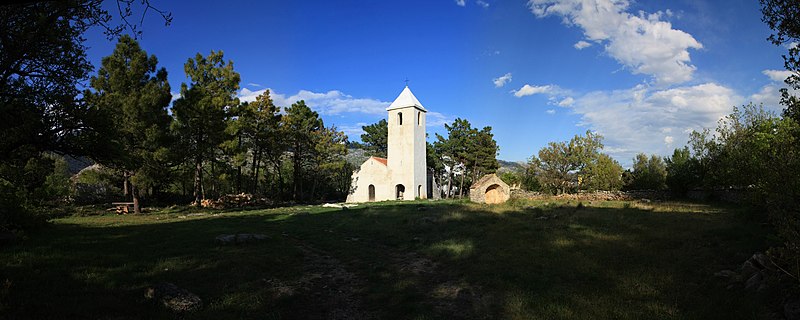 File:Crkva Sv. Petra Starigrad Paklenica Z-1203.jpg
