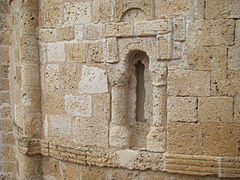 Detalle de la ventana románica del ábside con moldura de chambrana. Se aprecia la moldura de estrías.